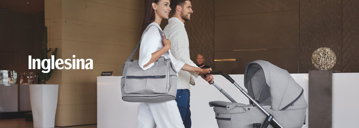 Madre y bebé disfrutando de un paseo por la ciudad con el carrito Inglesina Electa